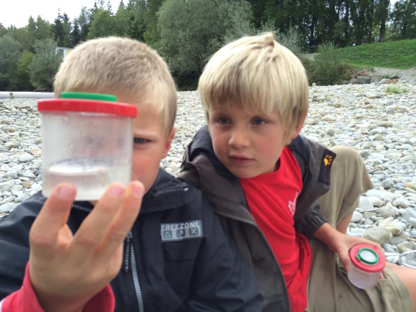 zwei Jungen beim Angebot Wasserforscher, Foto: B. Trinks, LBV 