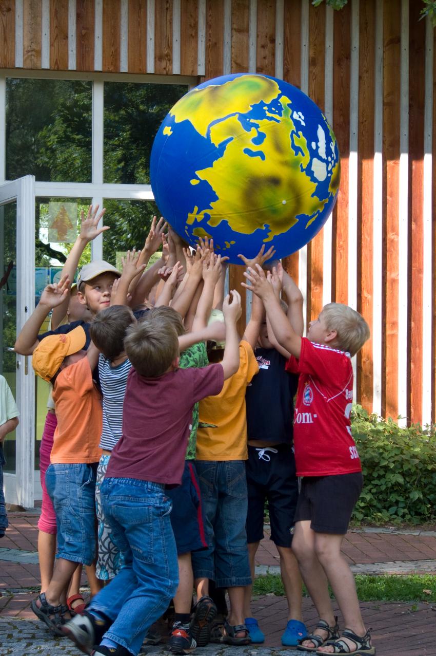 Erdballspiel; Foto: C. Baumann