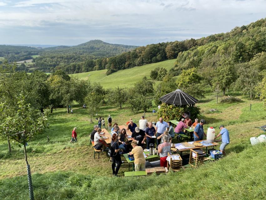 Veranstaltung auf der Streuobstwiese, Foto: Umweltstation Obermain-Jura