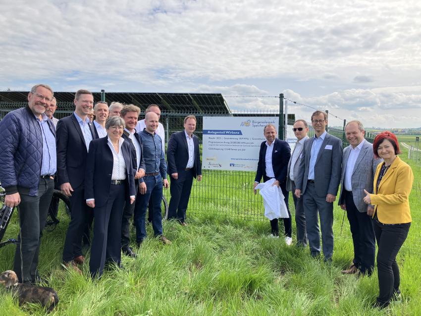 Gruppenfoto vor dem Bürgersolarpark Speichersdorf