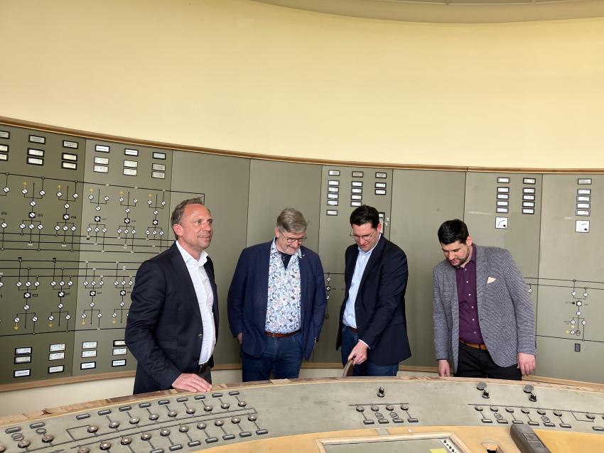 Umweltminister Thorsten Glauber, MdL Michael C. Busch, OB Dominik Sauerteig und Stadtrat Stefan Sauerteig im Schalthaus Coburg