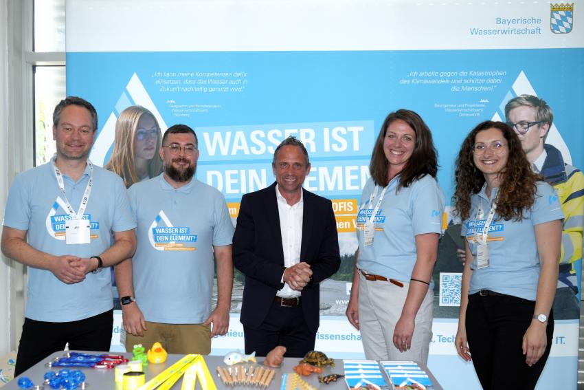 Umweltminister Thorsten Glauber besucht den Stand der Bayerischen Wasserwirtschaft