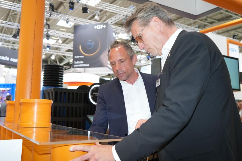 Umweltminister Thorsten Glauber mit Dr. Roger Schönborn, CEO REHAU Building Solutions