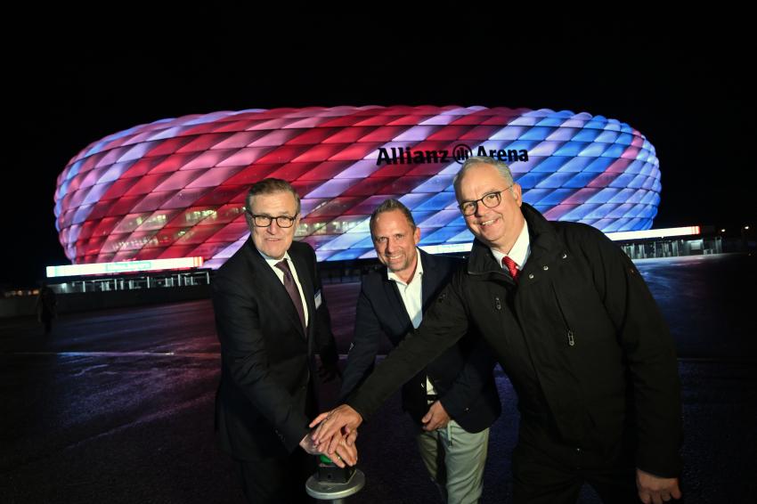 von links nach rechts: Jan-Christian Dreesen (Vorstandsvorsitzender der FC Bayern München AG), Bayerns Umweltminister Thorsten Glauber und Jürgen Muth (Geschäftsführer der Allianz Arena München Stadion GmbH)