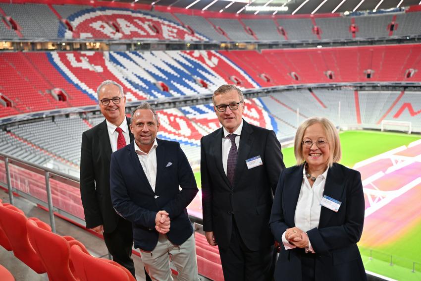 von links nach rechts: Jürgen Muth (Geschäftsführer der Allianz Arena München Stadion GmbH), Bayerns Umweltminister Thorsten Glauber, Jan-Christian Dreesen (Vorstandsvorsitzender der FC Bayern München AG) und Dr. Irmgard Stippler (Vorstandsvorsitzende der AOK Bayern)