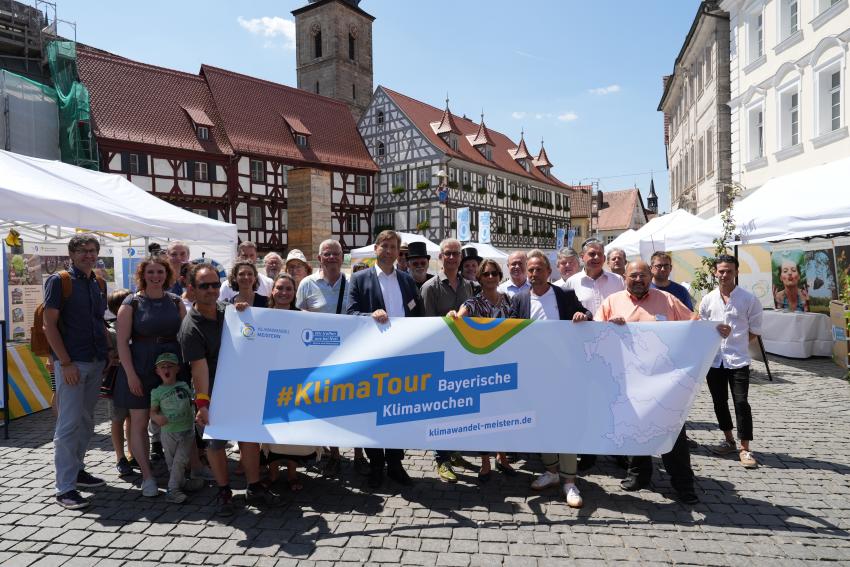 Umweltminister Glauber mit Teilnehmern dr Eröffnungsveranstaltung