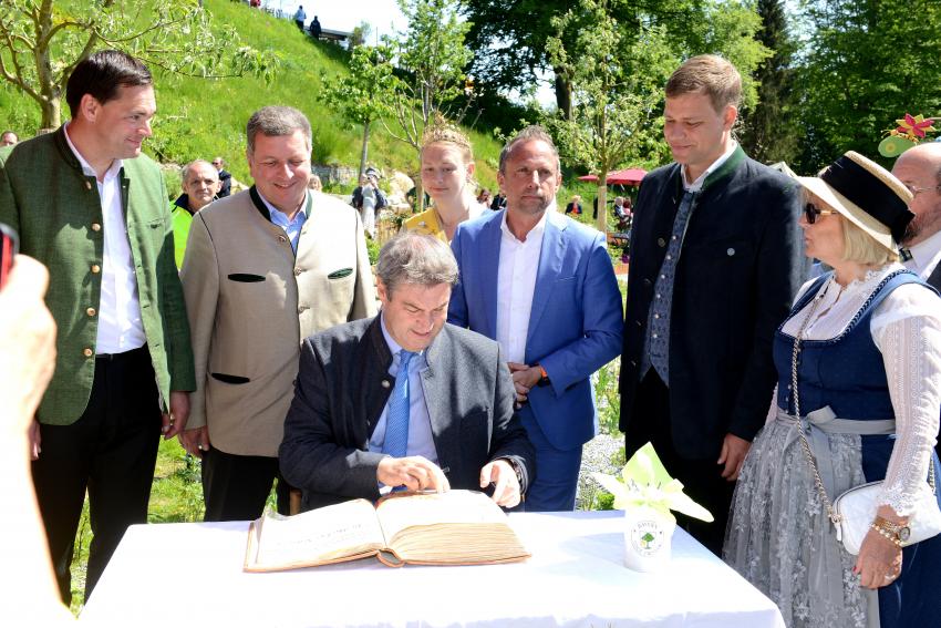 Dr. Markus Söder beim Eintrag ins golgende Buch der Stadt Freyung 