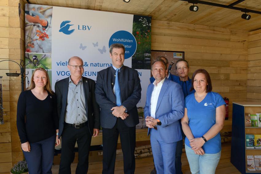 Im Aktionsbereich stehen, LBV-Vorsitzender Dr. Norbert Schäffer, Ministerpräsident Dr. Markus Söder, Umweltminister Thorsten Glauber und Christiane Baumann, Leiterin Umweltstation Straubing, mit Team