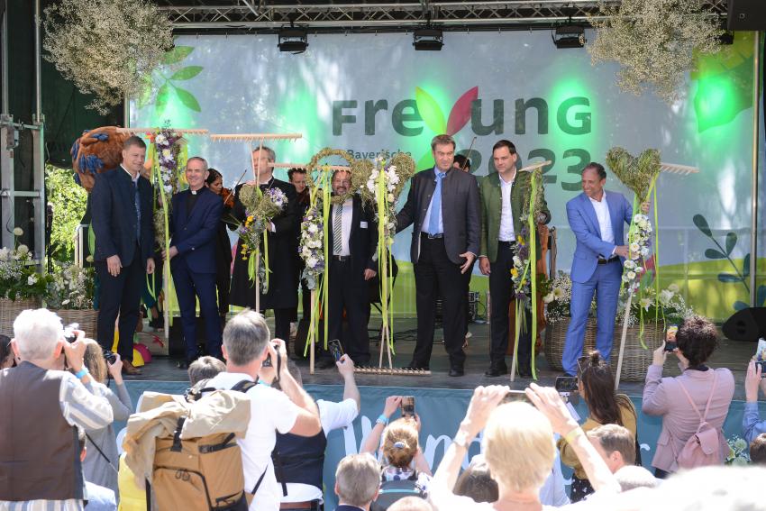 Gruppenfoto bei der Segnung der Landesgartenschau Freyung durch Vertreter der Kirche