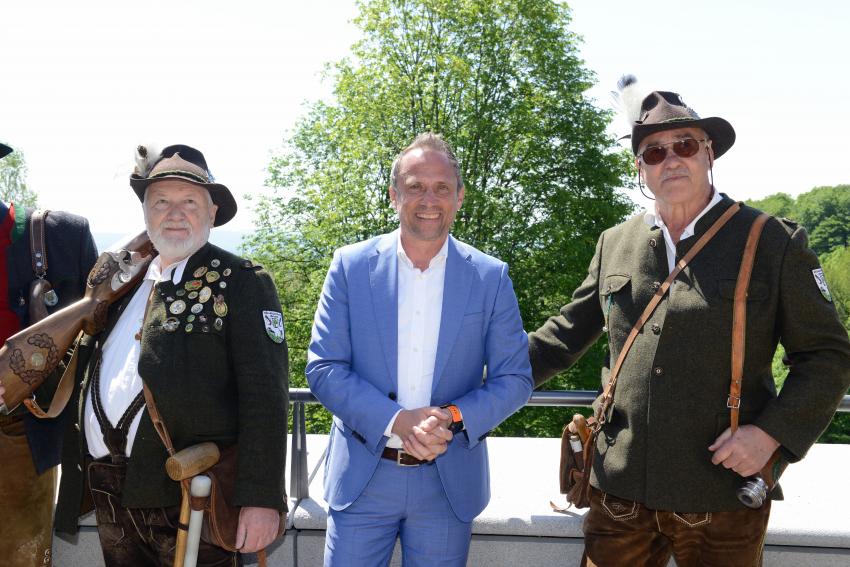 Umweltminister Thorsten Glauber zwischen Böllerschützen Freyung