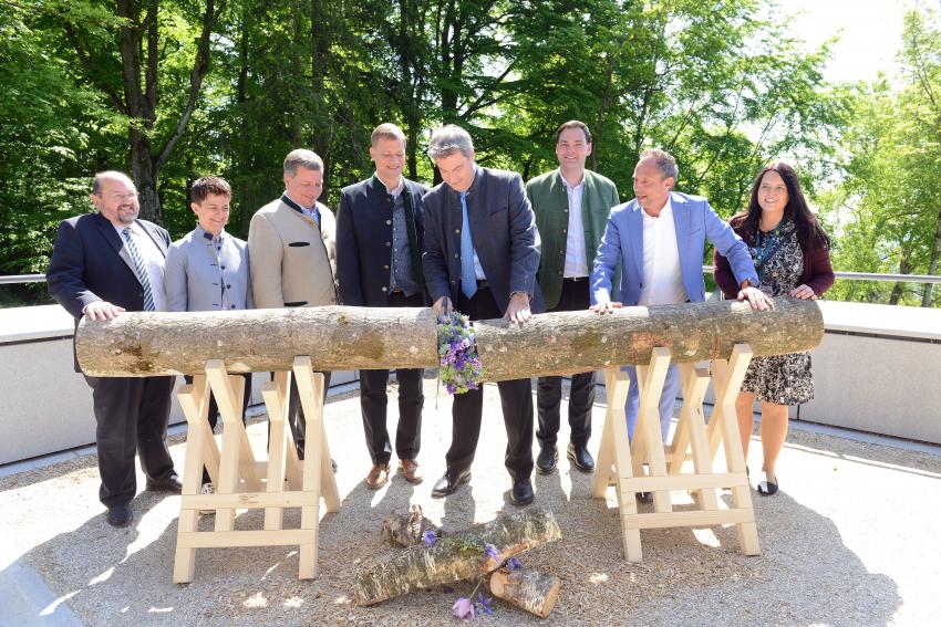 Durchsägen des Eröffnungsstammes durch Herrn Dr. Markus Söder, Ministerpräsident Bayern