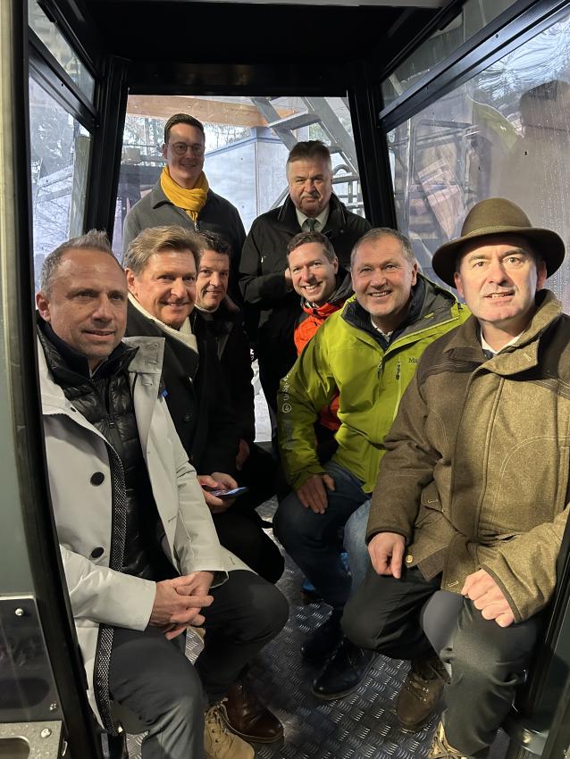 Gruppenfoto mit Umweltminister Thorsten Glauber und Wirtschaftsminister Hubert Aiwanger in der Gondel. 