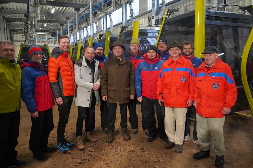 Das Gruppenfoto zeigt von links, Mitarbeiter der Seilbahnen Ochsenkopf, Mitarbeiter der Bergwacht,  Landrat des Landkreises Bayreuth Florian Wiedemann, Umweltminister Thorsten Glauber, Wirtschaftsminister Hubert Aiwanger und weitere Mitarbeiter der Bergwacht.