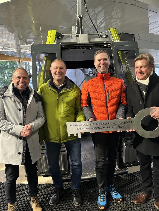 von links nach rechts: Umweltminister Thorsten Glauber, Bürgermeister von Warmensteinach Axel Herrmann, Landrat des Landkreises Bayreuth Florian Wiedemann und MdL Rainer Ludwig.