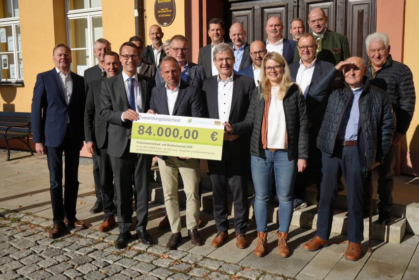 Gruppenfoto mit Umweltminister Thorsten Glauber (2.v.l.) und dem Zuwendungsbescheid.