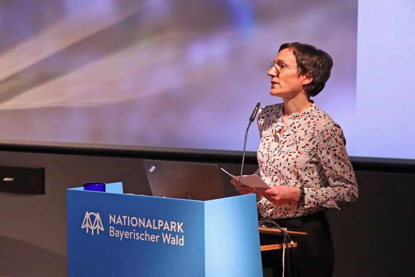 Am Rednerpult steht Ursula Schuster (Leiterin des Nationalparks Bayerischer Wald) und hält eine Rede.