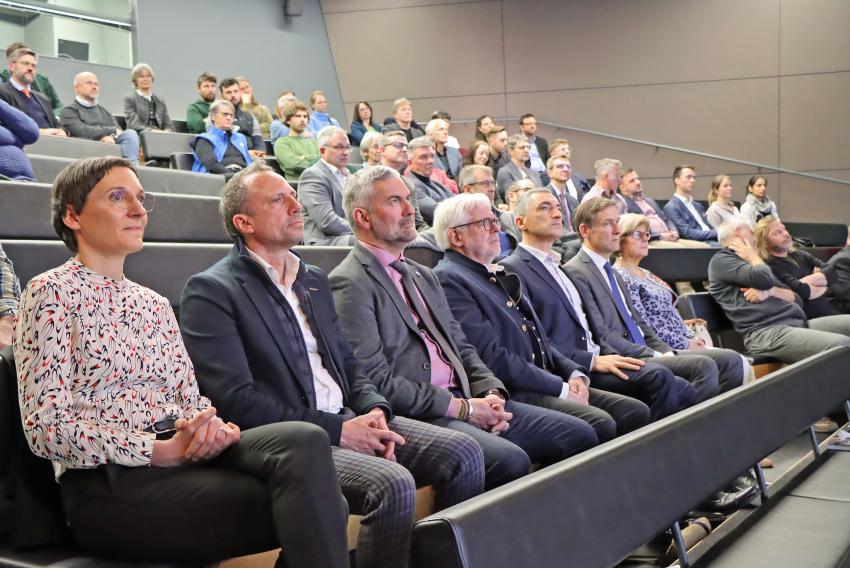 Blick ins Publikum, in der ersten Reihe von links sitzend: Ursula Schuster, Minister Thorsten Glauber, Dr. Roland Baier