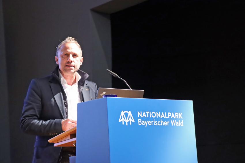 Minister Glauber hält eine Rede bei der Verleihung des Forscherpreises der Bayerischen Nationalparke Bayerischer Wald und Berchtesgaden.