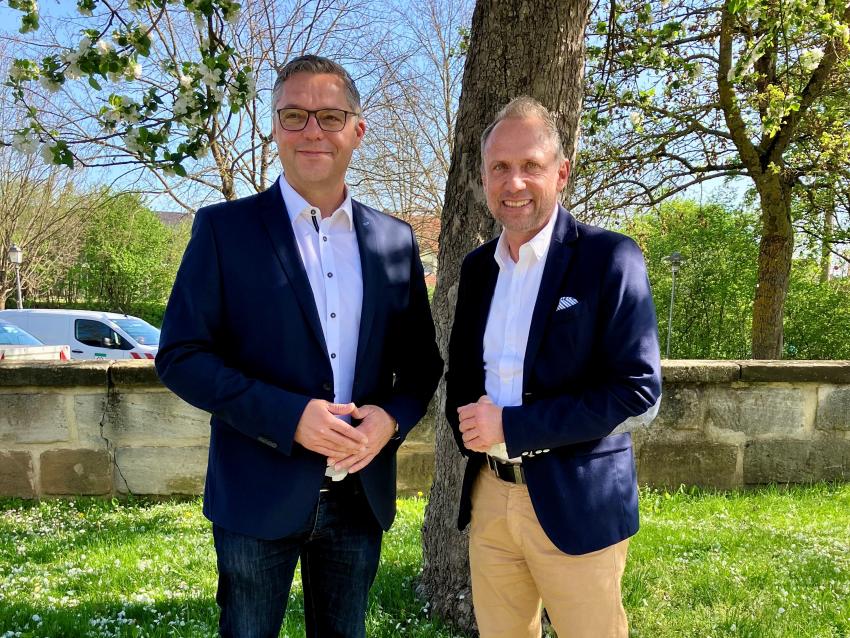 Umweltminister Thorsten Glauber (re.) mit Gerhard Bauer, Bürgermeister der Gemeinde Hallerndorf (li.) 