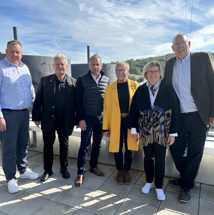 Das Gruppenfoto zeigt von links nach rechts: Norbert Stumpf (BGM Bubenreuth), Wolfgang Fuchs (Werkleiter der Kläranlage Erlangen), Bayerns Umweltminister Thorsten Glauber, Rosi Kraus (stellv. LR LK Forchheim), Gertrud Werner (BGM in Kleinsendelbach), Thomas Fischer (BGM Möhrendorf)