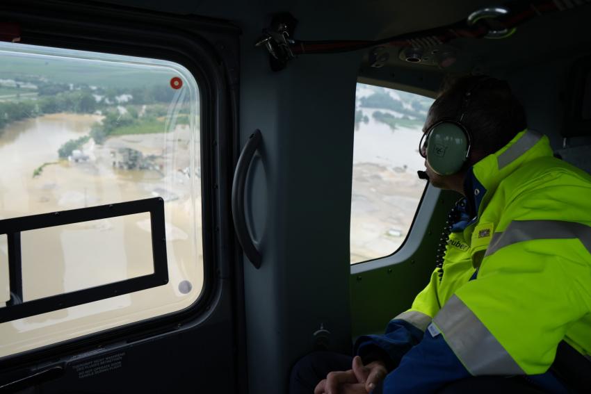 Minister Glauber im Helikopter