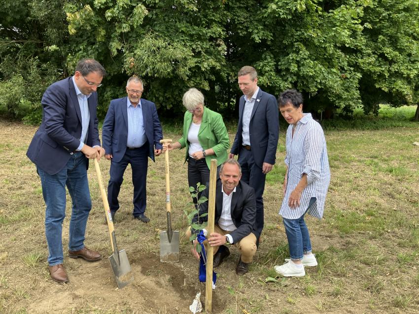 Minister Glauber bei der Einweihung HWS Bad Berneck