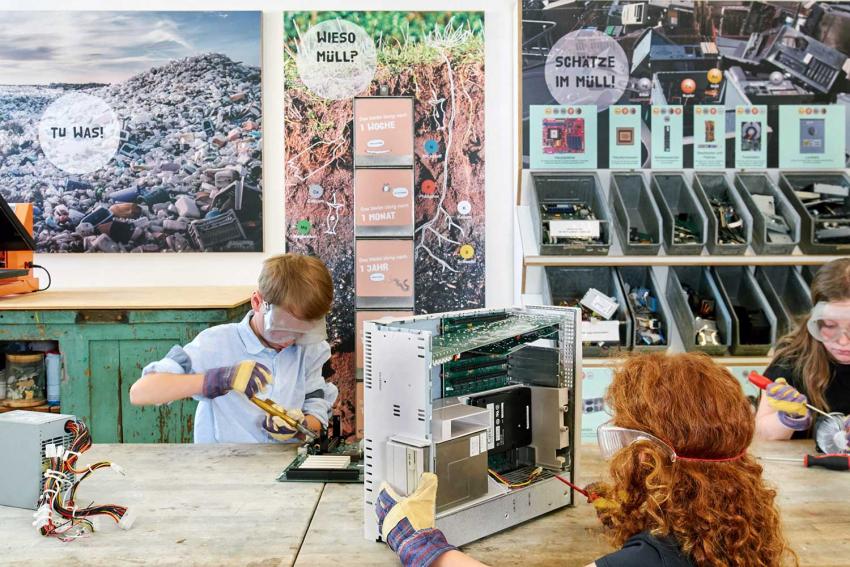 Zwei Kinder arbeiten an einem Computer