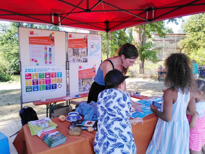 Hafenfest - Frau mit Interessenten an einem Stand
Foto: Verena Volkamer