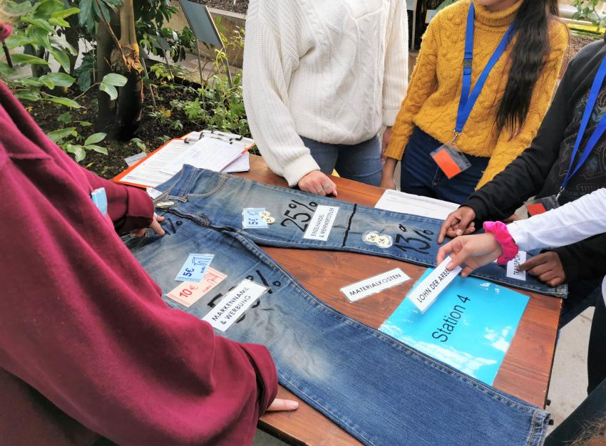 Studierende mit Schüler/Schülerinnen an der Station „Baumwolle“ beim Aktionsprogramm zum Thema „Reise um den Globus“ im Wintersemester 2019/ 2020 - Foto: Schuhmacher Anna  