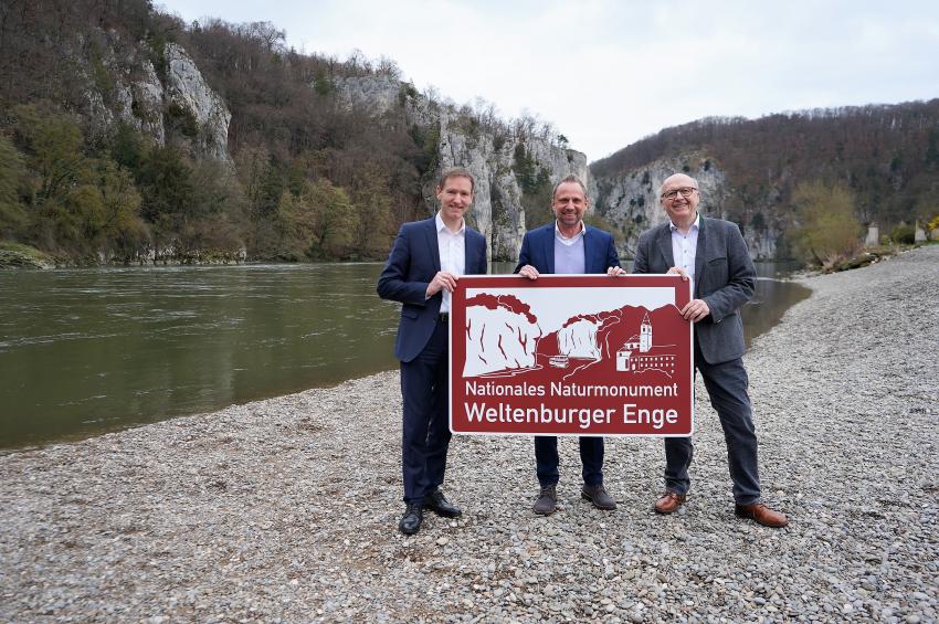 Von links nach rechts: Rainer Haselbeck, Regierungspräsident der Regierung von Niederbayern, Umweltminister Thorsten Glauber und Martin Neumeyer, Landrat Landkreis Kelheim, stehen am Ufer in der Nähe der Weltenburger Enge.