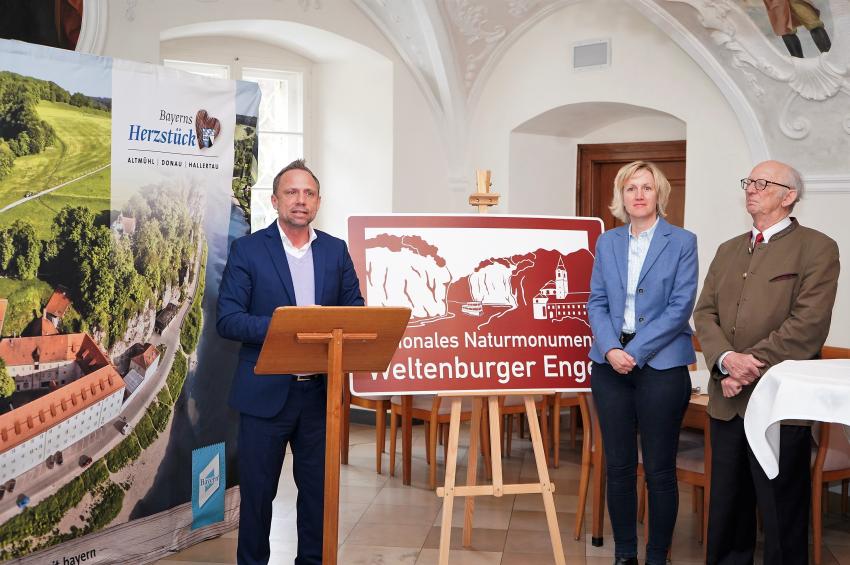 Kloster Weltenburg: Umweltminister Thorsten Glauber präsentiert das neue Autobahnschild 