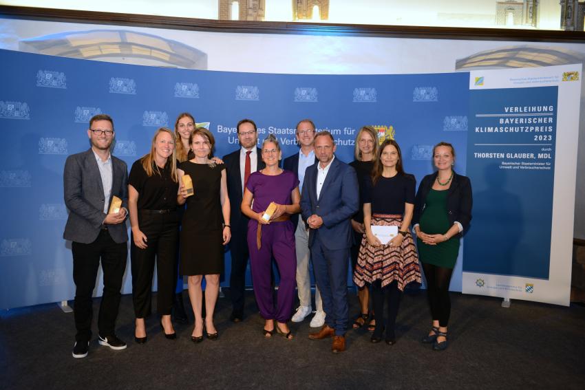 Gruppenfoto zeigt Umweltminister Thorsten Glauber mit den Preisträgern und geladene Gäste.