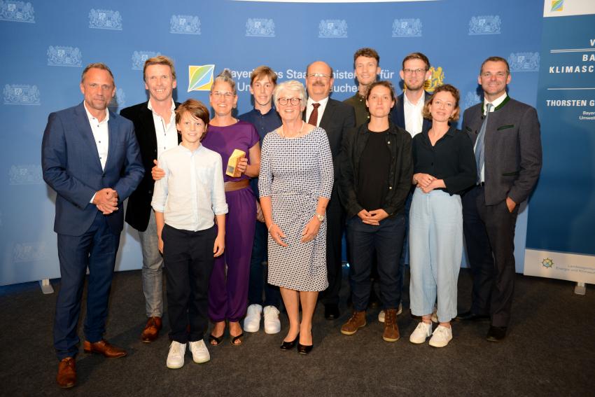 Umweltminister Thorsten Glauber und Preisträgerin Lioba Degenfelder mit dem Projekt 