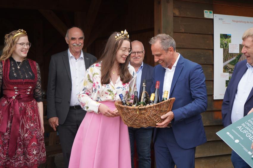 Umweltminister Thorsten Glauber mit der Fränkischen Weinkönigin Lisa Lehritter