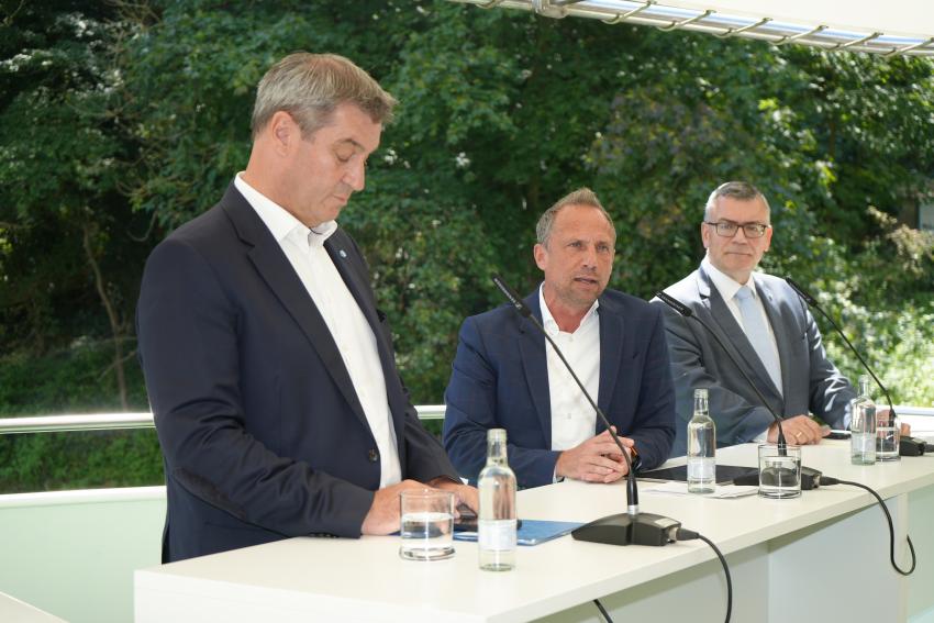 Das Bild zeigt den bayerischen Ministerpräsidenten Markus Söder, Umweltminister Thorsten Glauber und den Leiter der Staatskanzlei Florian Herrmann bei der Pressekonferenz.