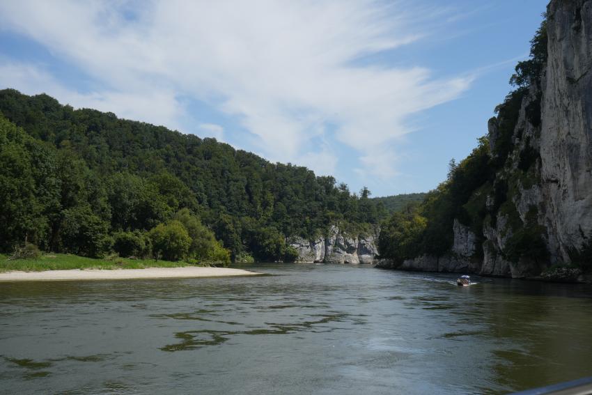 Blick vom Ufer auf den Donaudurchbruch beim Kloster Weltenburg.