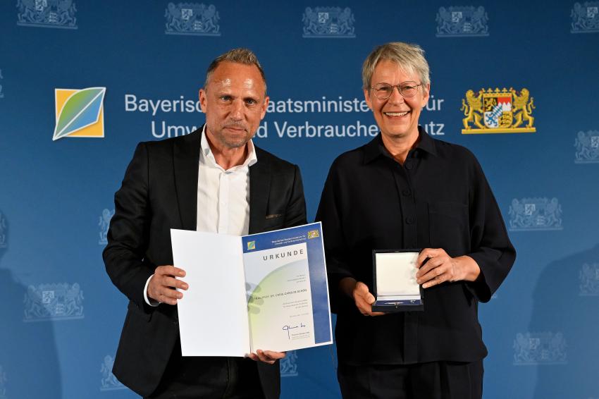 Umweltminister Thorsten Glauber überreicht die Bayerische Staatsmedaille für herausragende Verdienste um die Umwelt an Frau Prof. Schön