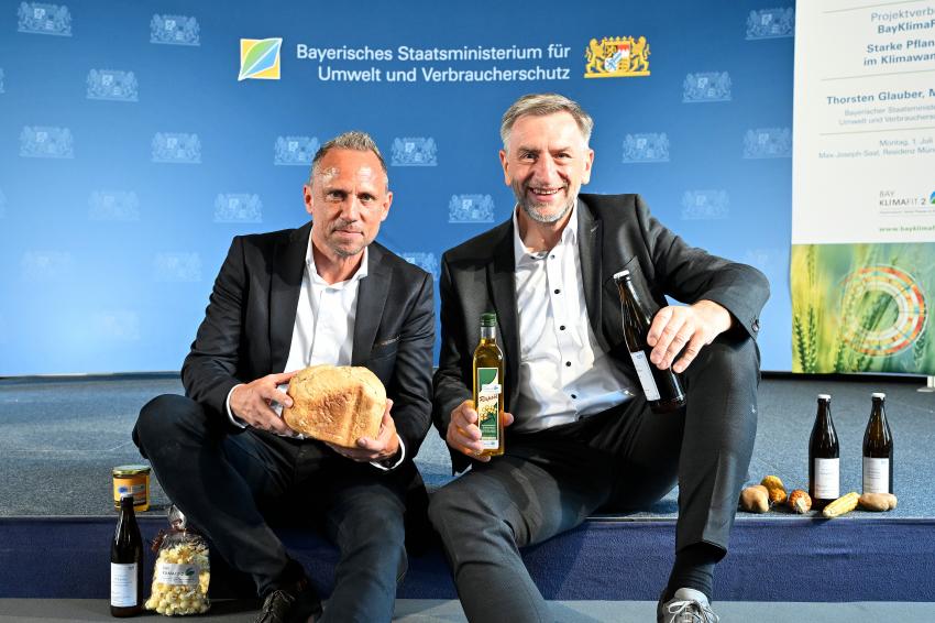 Umweltminister Thorsten Glauber mit Günther Felßner, Präsident des Bayerischen Bauernverbands