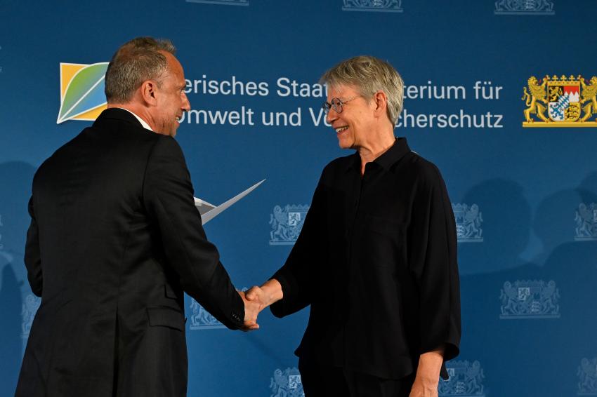 Umweltminister Thorsten Glauber gratuliert Frau Prof. Dr. Schön zur Bayerischen Staatsmedaille für herausragende Verdienste um die Umwelt