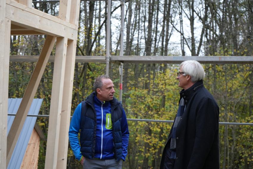 Umweltminister Thorsten Glauber im Gespräch mit Prof. Dr. Rainer Hirth, Projektleiter an der Hochschule Coburg