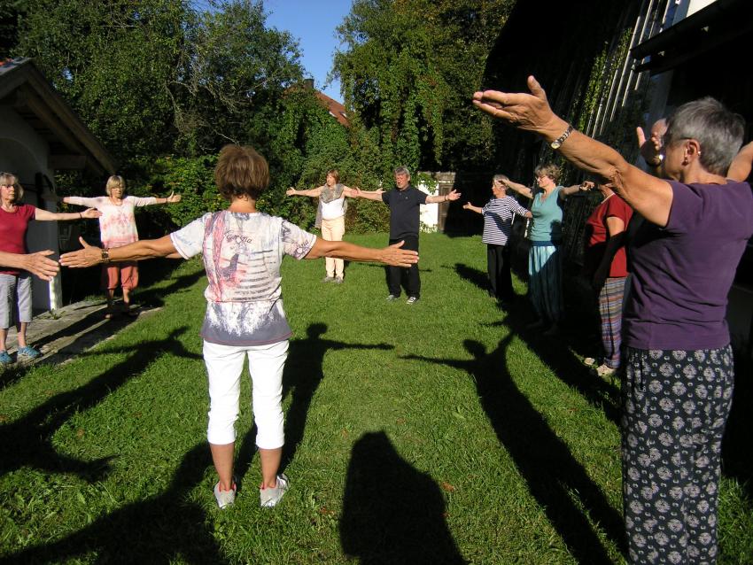 Bewegungskurs im Schlosspark Foto: Seitz-Weinzierl Beate