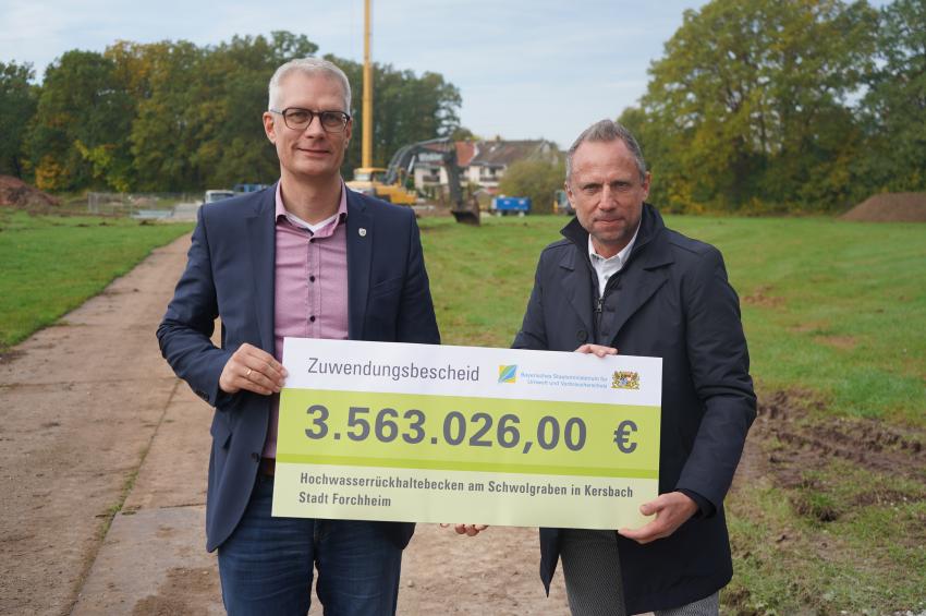 Umweltminister Thorsten Glauber mit Dr. Uwe Kirschstein, Oberbürgermeister der Stadt Forchheim