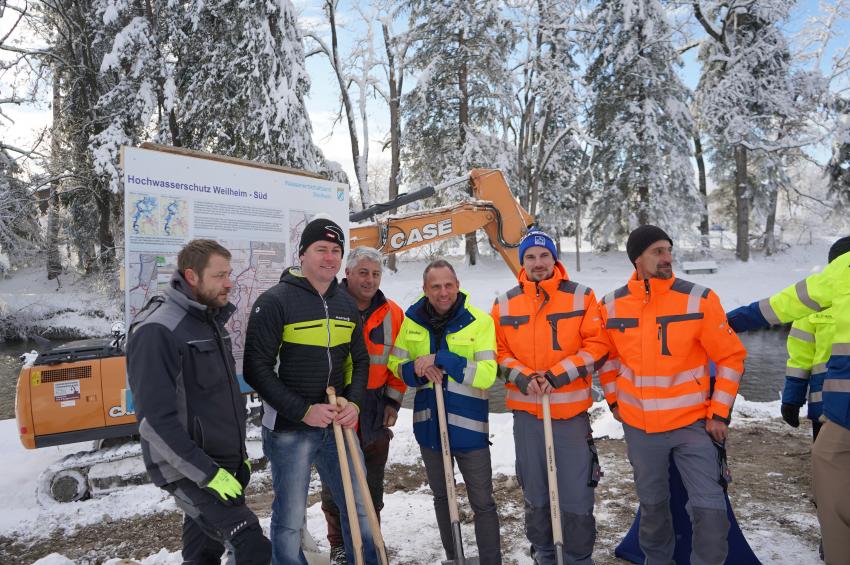 Gruppenbild mit Umweltminister Glauber und Mitarbeitern des Wasserwirtschaftsamtes