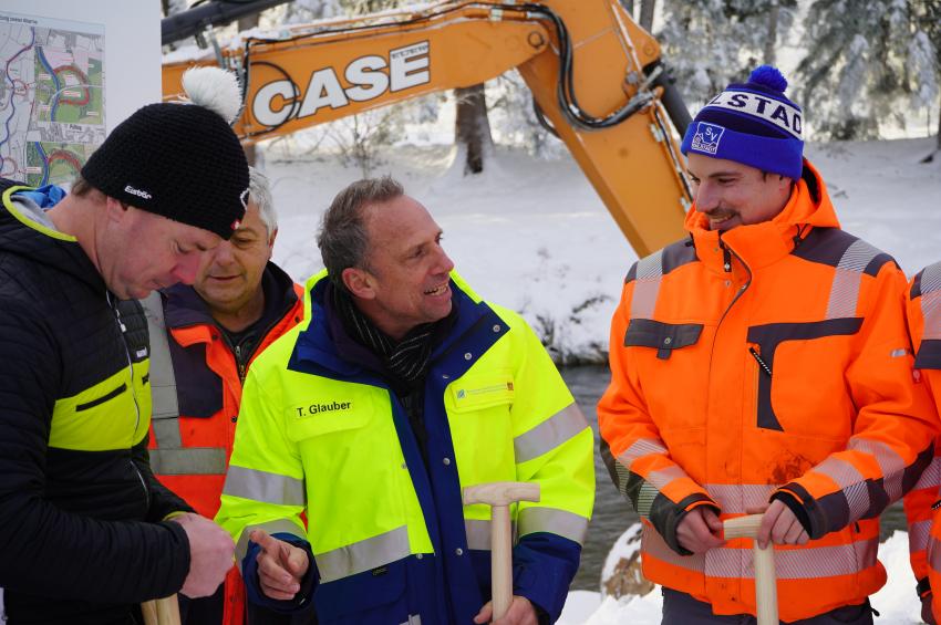 Umweltminister Glauber im Gespräch mit Mitarbeitern des Wasserwirtschaftsamtes