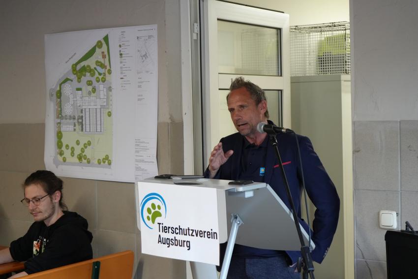 Umweltminister Thorsten Glauber beim Spatenstich Tierheim LechArche in Augsburg