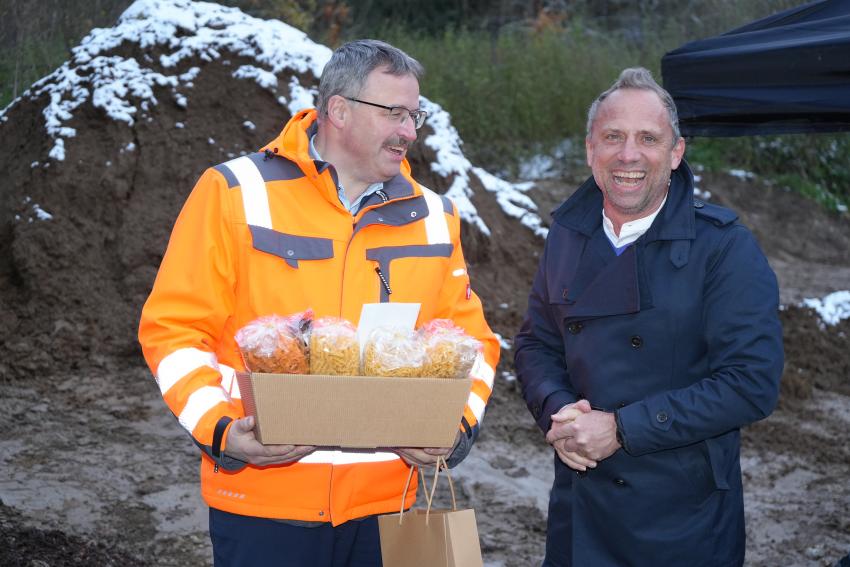 Umweltminister Thorsten Glauber mit dem Ersten Bürgermeister der Stadt Waischenfeld, Thomas Thiem