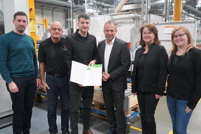 Das Gruppenfoto zeigt Familie Hofmann mit der Auszeichnungsurkunde für die Teilnahme am Umwelt- und Klimapakt Bayern, Umweltminister Thorsten Glauber (4. v. l.) und von der Stadt Gräfenberg den Ersten Bürgermeister Ralf Kunzmann (1. v. l.).