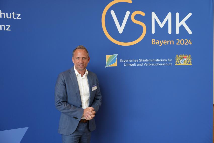 Minister Glauber vor dem Banner der VSMK