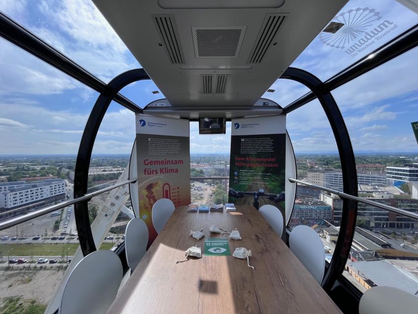 VerbraucherService Bayern auf dem Day of hope 2024 - Blick in die Riesenrad-Gondel mit Ausstellung