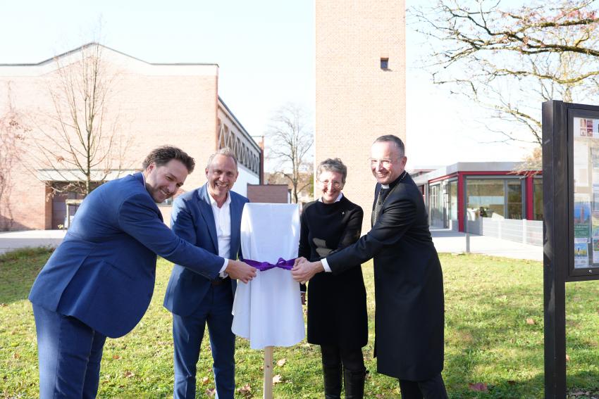 von links: Dr. Andreas Bukowski, Erster Bürgermeister der Gemeinde Haar, Umweltminister Thorsten Glauber, Annedore Becker und Landesbischof Christian Kopp enthüllen das Blühpakt-Schild